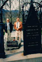 Ondrej Herec a Vlado Srpoň pri hrobe Gustáva Reussa