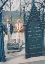Ondrej Herec s Vladom Srpoňom pri hrobe Reussovcov v Revúcej