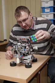 LEGO Workshop lektor priniesol ukazat svojho robota
