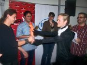 CEFA 2012 - tohoročný víťaz preberá cenu od minulorčného víťaza