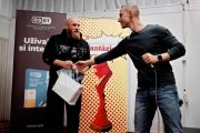 Peter Ohrajter odovzdáva Cenu spoločnosti Eset pre špeciálnu ideu