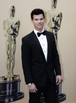 Taylor Lautner - hneď je fešák, keď sa oblečie